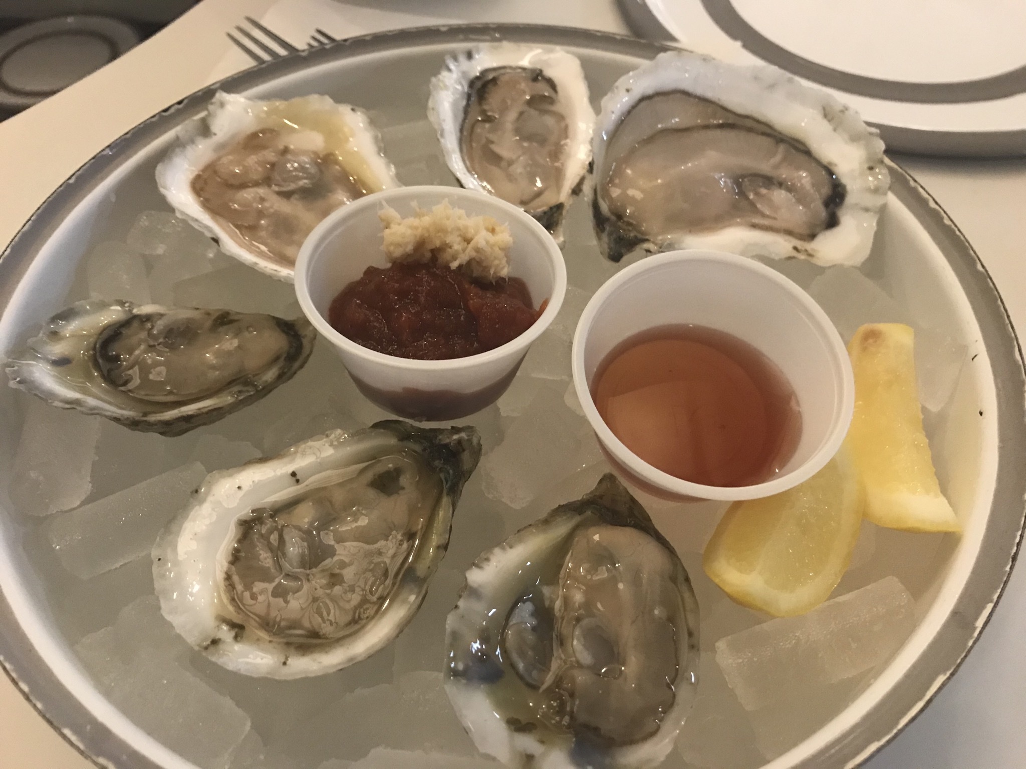 A+plate+of+five+shucked+oysters