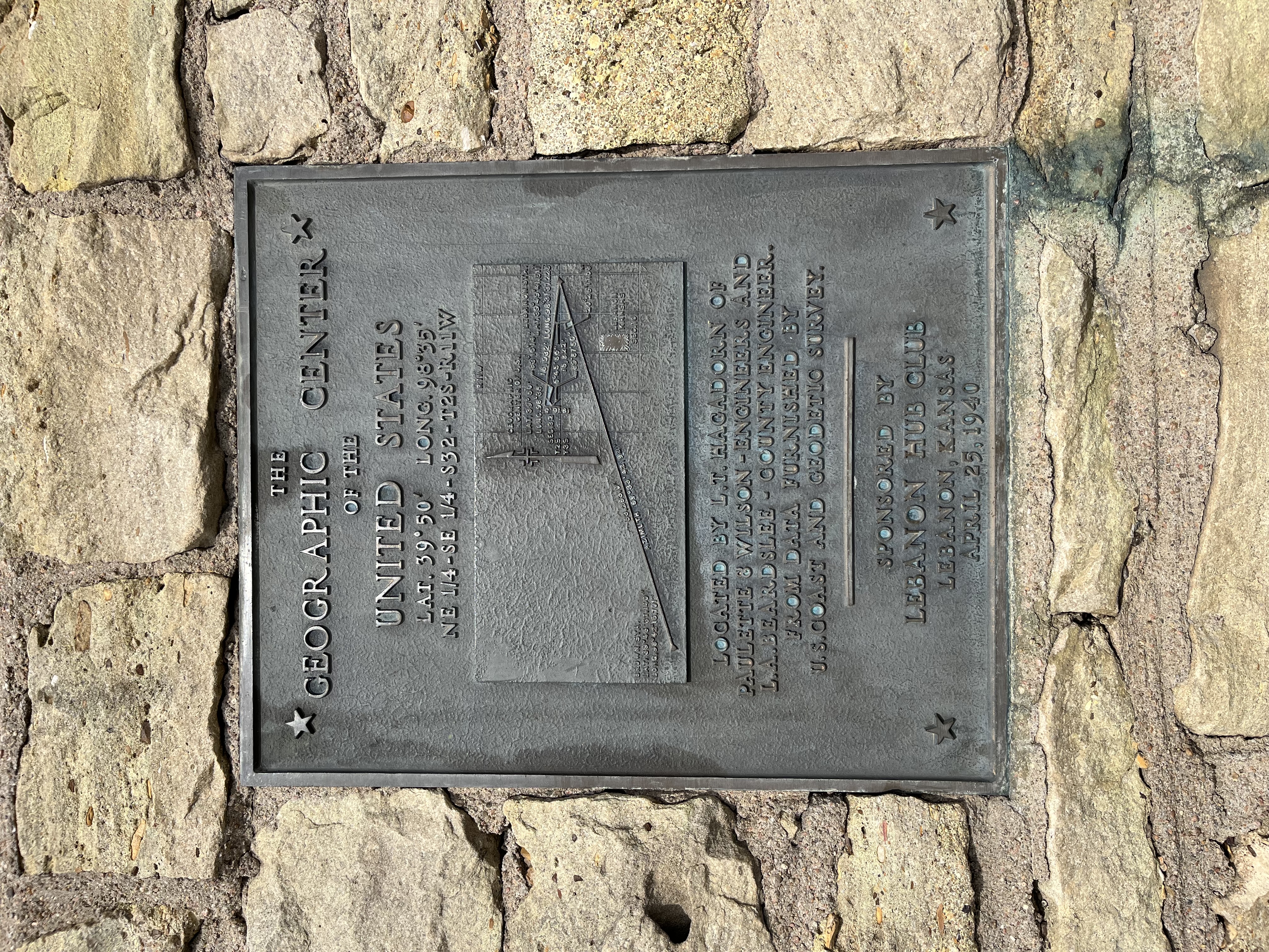 A+bronze+plaque+explaining+the+Geographic+Center+of+the+United+States.+It+begins+with+the+text%3A+%22THE%0A++GEOGRAPHIC+CENTER%0A++OF+THE%0A++UNITED+STATES%0A++LAT.+39%C2%B050%E2%80%B2+LONG.+98%C2%B035%E2%80%B2%0A++NE+1%2F4+-+SE+1%2F4+-+S32-T2S-R11W%22%0A++There+is+a+diagram+that+I+find+very+confusing%2C+but+presumably+explains+to+surveyors+the+methodology+behind+locating+the+center.+The+text+then+continues%3A+%22LOCATED+BY+L.T.+HAGADORN+OF+PAULETTE+%26+WILSON+-+ENGINEERS+AND+L.A.+BEARDSLEE+-+COUNTY+ENGINEER.%0A++FROM+DATA+FURNISHED+BY+U.S.COAST+AND+GEODETIC+SURVEY.%0A++SPONSORED+BY%0A++LEBANON+HUB+CLUB%0A++LEBANON%2C+KANSAS%0A++APRIL+25.1940%22